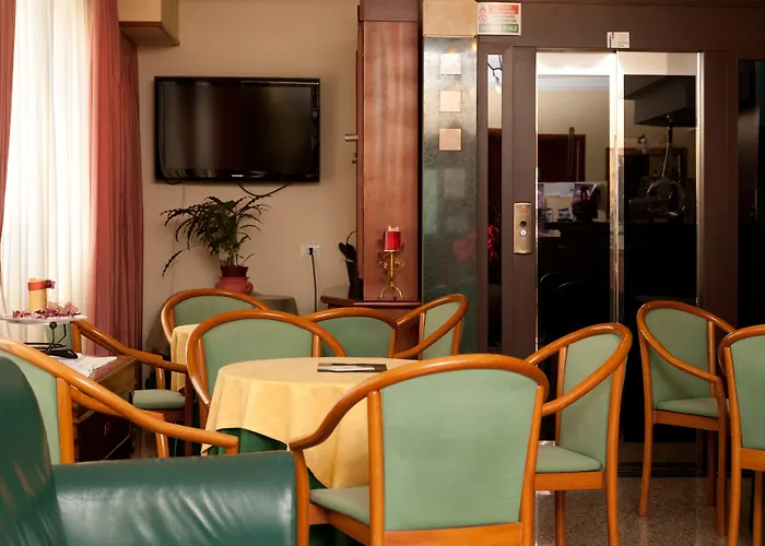 Great Location Near The Colosseum In Rome 3* 실비마리나